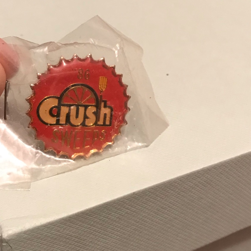 Crush Sweeps 86’ Vintage Pin
